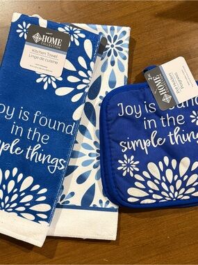 Home Collection Blue and White Floral Kitchen Towel and Potholder Set